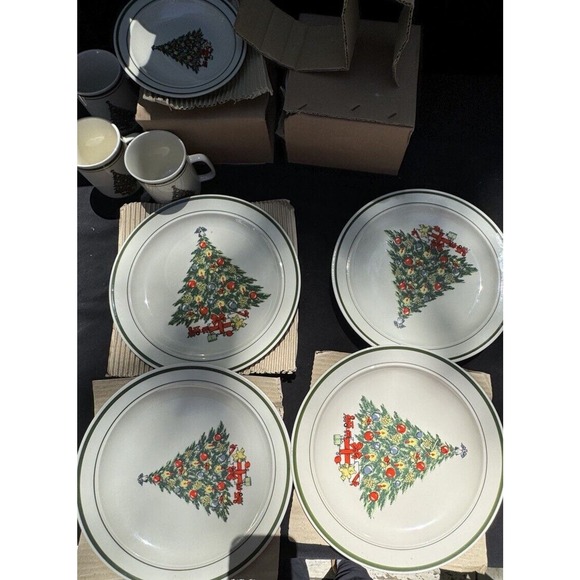 EHI YULETIDE China 16 Piece Set 4 Piece Place Setting Missing 1 Cup Original Box - Picture 8 of 12